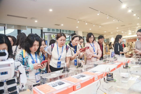 智慧教育成果展示現場。重慶兩江新區云錦小學校供圖