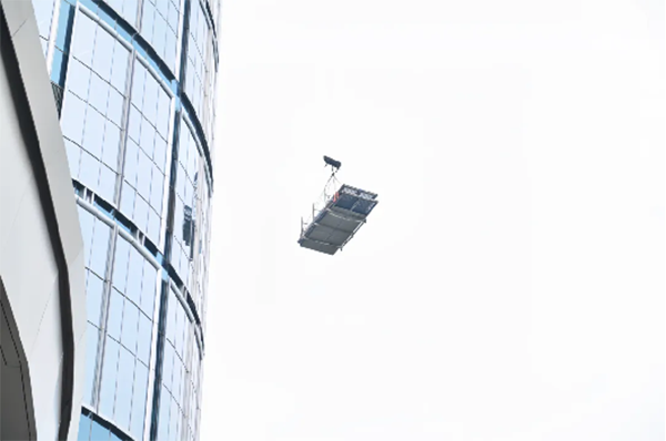 “幕墻沖刺決戰180天”，陸海國際中心幕墻繁忙的施工現場。重慶萬科供圖