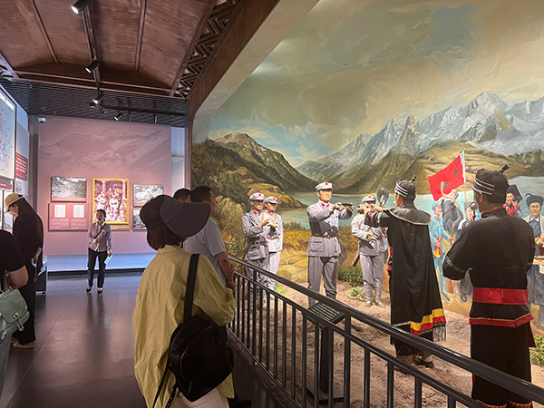 與會嘉賓參觀劉伯承同志紀念館。莫曉健 攝