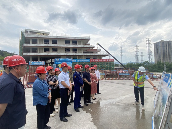 青年代表在施工現場了解項目安全生產情況。主辦方供圖