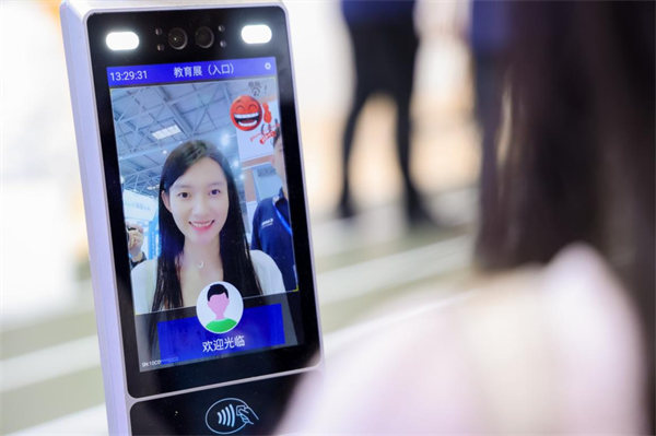觀眾體驗笑臉識別門禁系統。佳能供圖