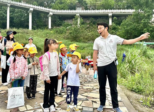 張雪峰給小朋友和地質學愛好者們講解地質知識。重慶市地質礦產勘查開發局川東南地質大隊供圖