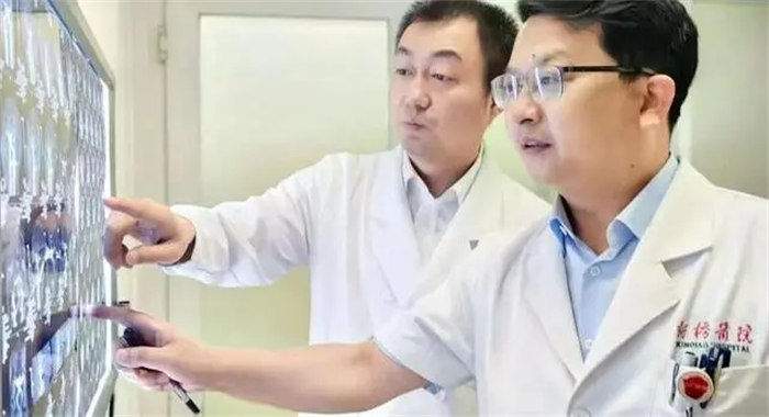 ▲新橋醫院楊清武教授（右一）。受訪單位供圖