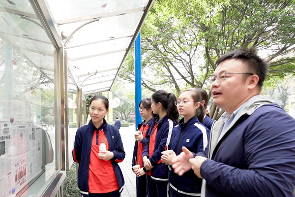 周鵲虹指導學生閱讀技巧。受訪者供圖