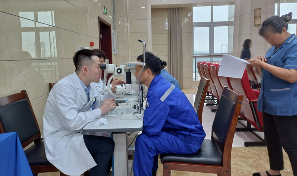 義診現場。重慶普瑞眼科醫院供圖