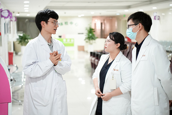 雙方醫生團隊分享了治療經驗和思路。重慶藝星醫療美容醫院供圖