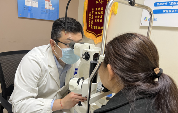 劉軍奇為患者看診。重慶普瑞眼科醫院供圖