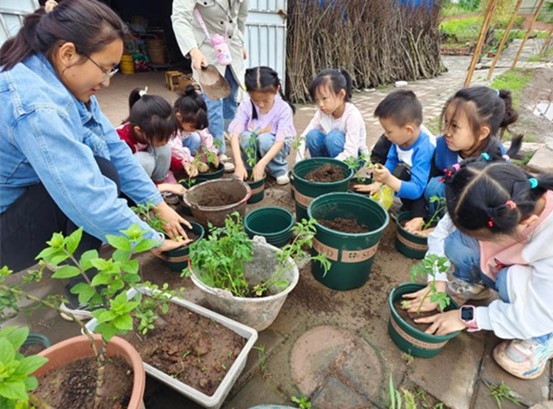 小朋友參加踏青活動。重慶愛爾眼科醫院總院供圖