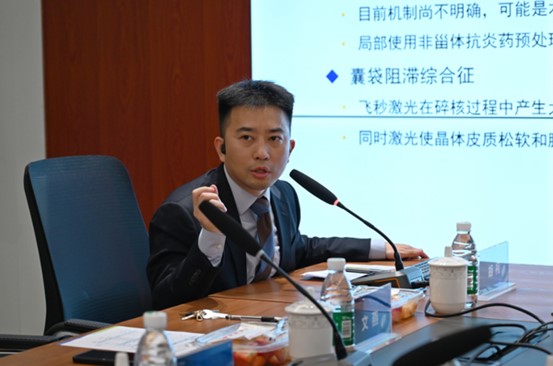 胡柯分享課題《飛秒激光在屈光白內障手術中的應用》。重慶南坪愛爾眼科醫院供圖