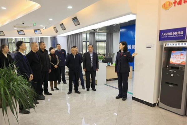 在巫溪縣辦稅服務廳，稅務人員向特約監督員介紹辦稅服務廳各功能區情況。梁超攝