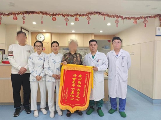 患者許婆婆和家屬為醫護團隊送錦旗。重慶康心醫院供圖