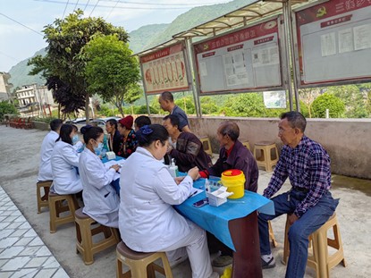 石柱村義診活動現場。愛康集團重慶分公司供圖
