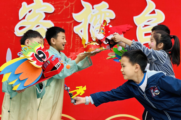 創客集市現場熱鬧非常。魯能巴蜀小學供圖