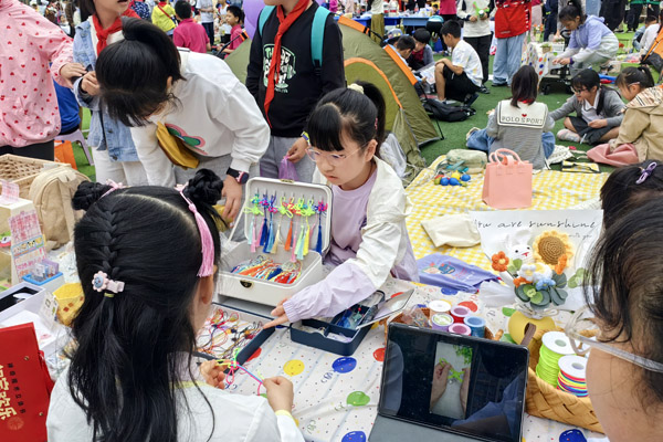 產品推薦官為班級店鋪招攬“生意”。袁杰攝