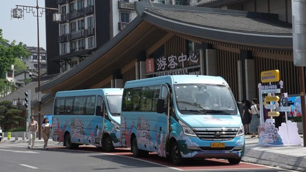 磁器口古鎮到融創文旅城定制包車開通。重慶物流集團供圖