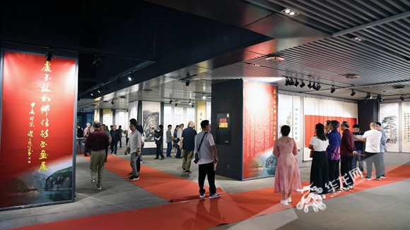 《盧玉林故鄉情詩書畫展》展廳。華龍網記者 李燊 攝