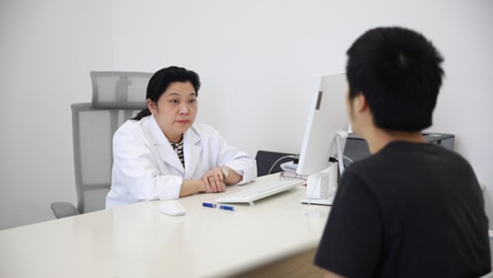 陳紅正在接診一位雙相情感障礙患者。重慶優眠醫學中心供圖