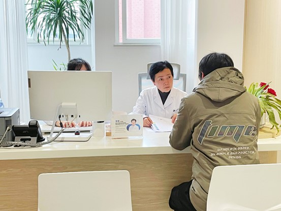 李蘭正在為睡眠障礙患者科普CBTI療法。重慶優眠醫學中心供圖