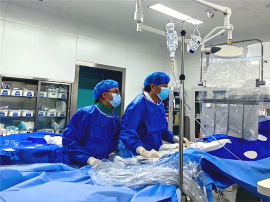 于學軍教授（右一）手術中。重慶西區醫院供圖