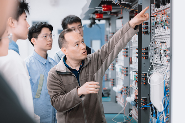 教師指導實驗。重慶工程學院供圖