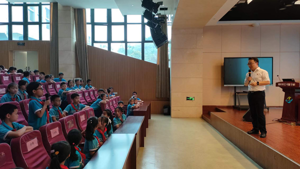 “重慶公交小蜜蜂”志愿者與學生互動。重慶交通開投公交集團南部公交供圖