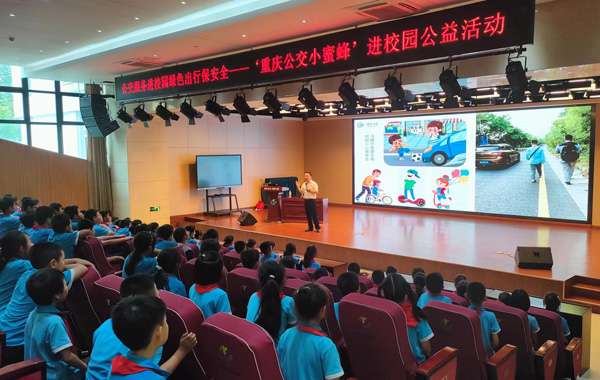 學生在學校會議室學習安全文明交通出行知識。劉頂身攝