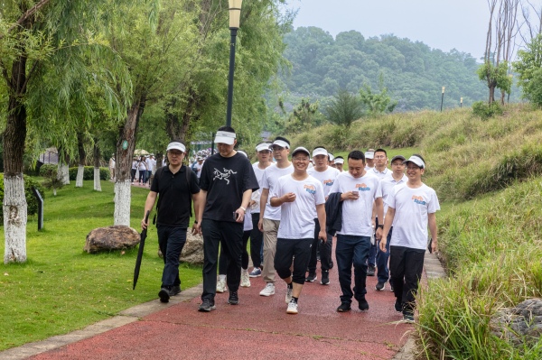 開啟“健步跑”活動。光大銀行重慶分行供圖