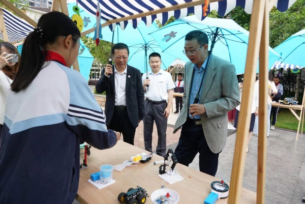 周忠和參觀重師附小成果展。重慶師范大學供圖