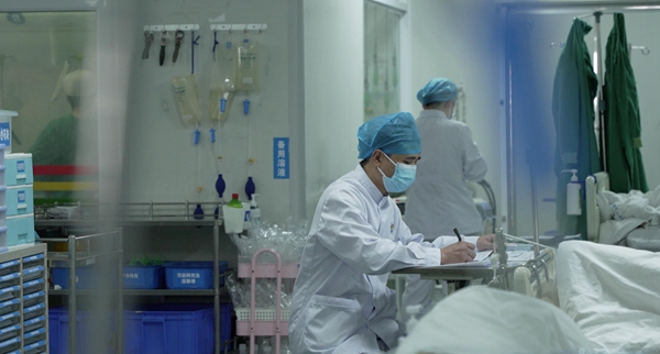 重慶兩江新區人民醫院“男護聯盟”負責人周陳涔在工作中。重慶兩江新區人民醫院供圖