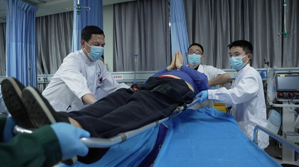 工作中的男護士。重慶兩江新區人民醫院供圖