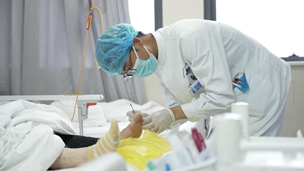 工作中的男護士。重慶兩江新區人民醫院供圖