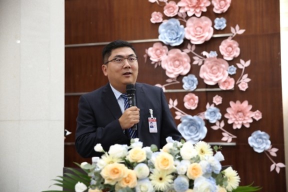 羅克致辭。重慶松山醫院供圖