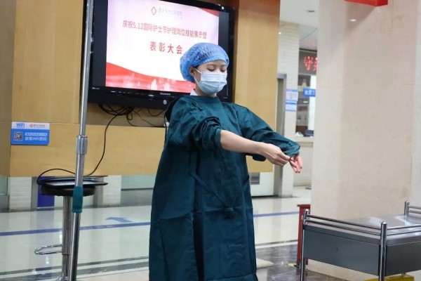 內鏡室展示“穿脫隔離衣”。重慶東大肛腸醫院供圖