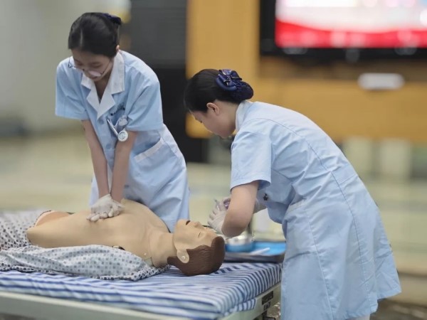 住院部展示“雙人心肺復蘇”。重慶東大肛腸醫院供圖