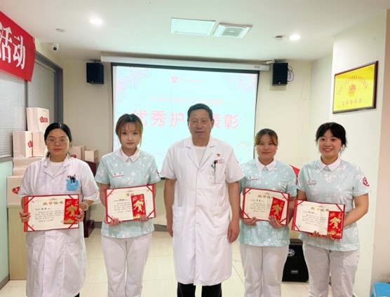 教授黃顯凱為優秀護士頒獎。重慶圣佑肛腸醫院供圖