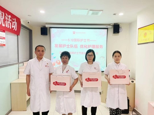 院長張國順為護理人員送上節日禮品。重慶圣佑肛腸醫院供圖