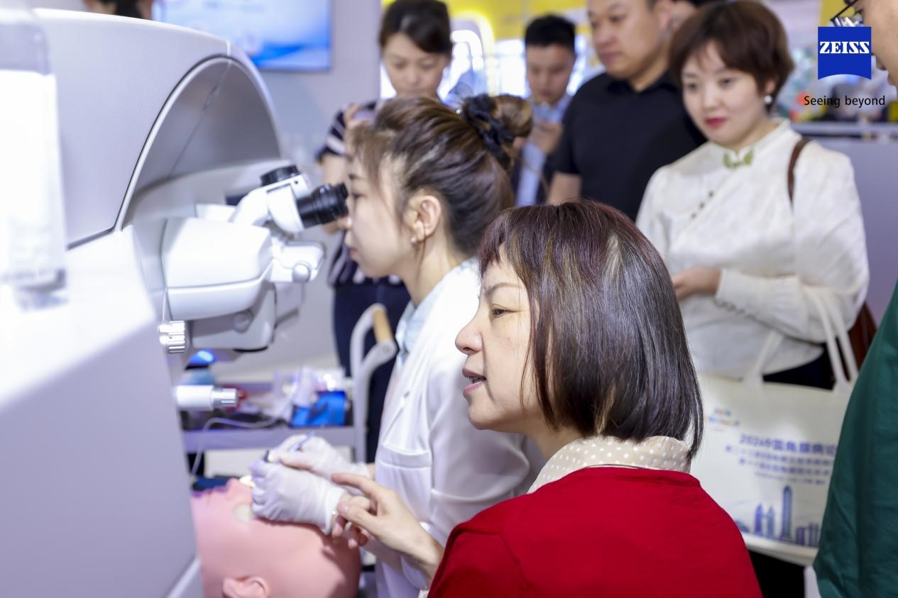 汪紅帶教現場。重慶華廈眼科醫院供圖