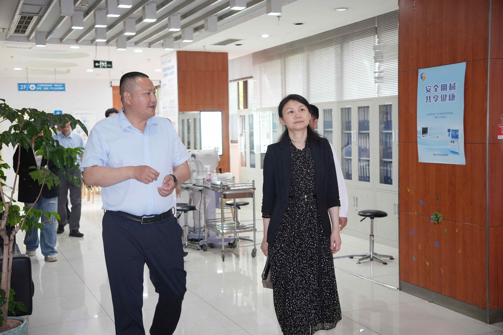 廖萱一行參觀醫院。重慶普瑞眼科醫院供圖