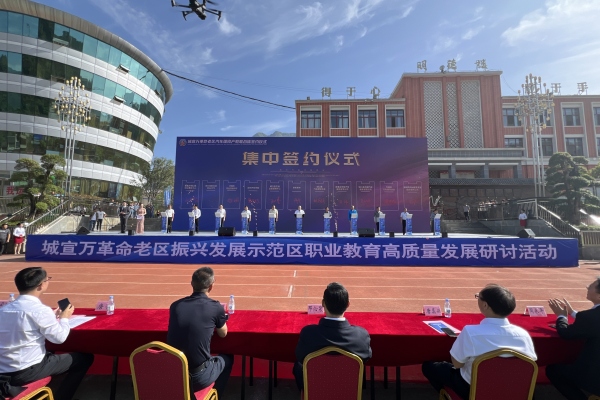 集中簽約儀式。陳海東攝