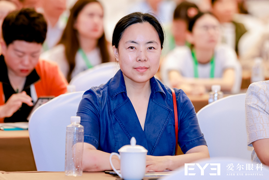 張奕霞參會現場。重慶南坪愛爾眼科醫院供圖