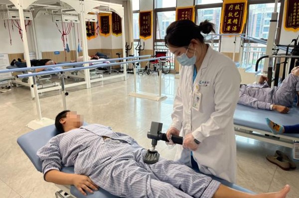 醫護人員幫助王阿姨進行康復治療。重慶西區醫院供圖