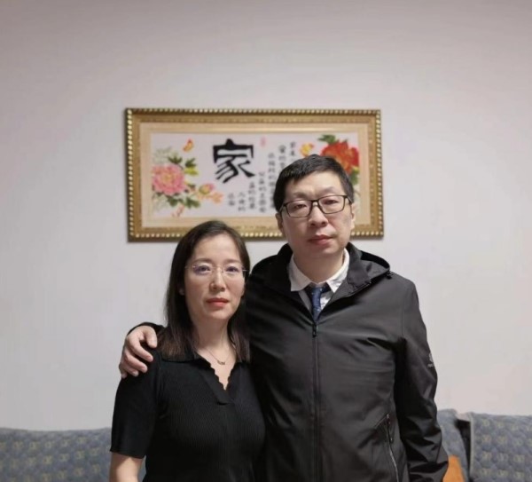 “醫生夫妻”李煒、周艷榮合影。受訪者供圖