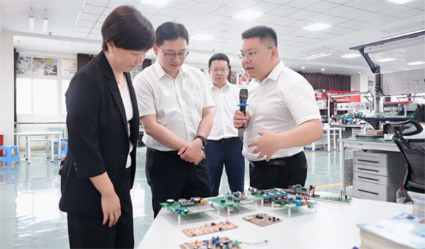 參會人員參觀學?；?。重慶鐵路運輸技師學院供圖