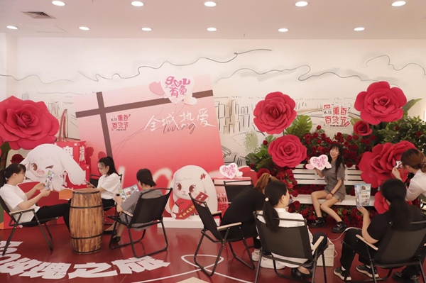 解放碑重百大樓“百貨節”主題陳設引來眾多顧客拍攝打卡。重百供圖