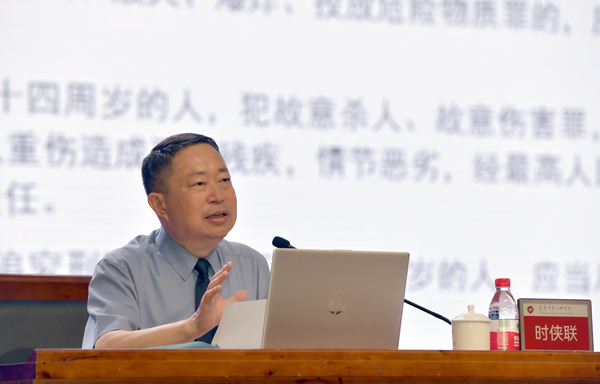 時俠聯授課。重慶八中供圖