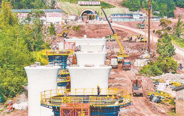 4月12日，成渝中線高鐵大足段施工現場，工人正在加緊施工。記者 齊嵐森 攝/視覺重慶