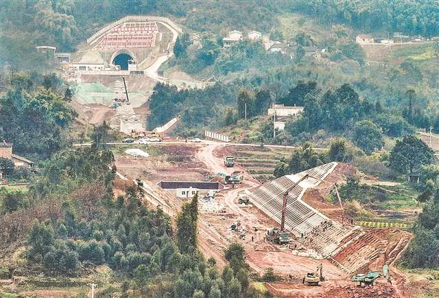 2月27日，成渝中線高鐵施工現場，工人正在加緊作業。首席記者 龍帆 攝/視覺重慶