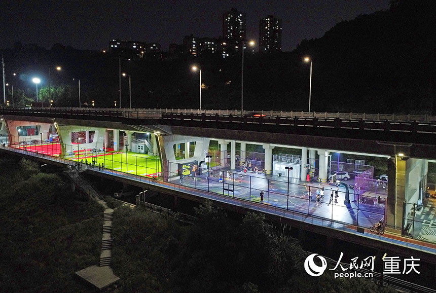高架橋下被打造成適合各類運動的空間。人民網記者 劉祎攝