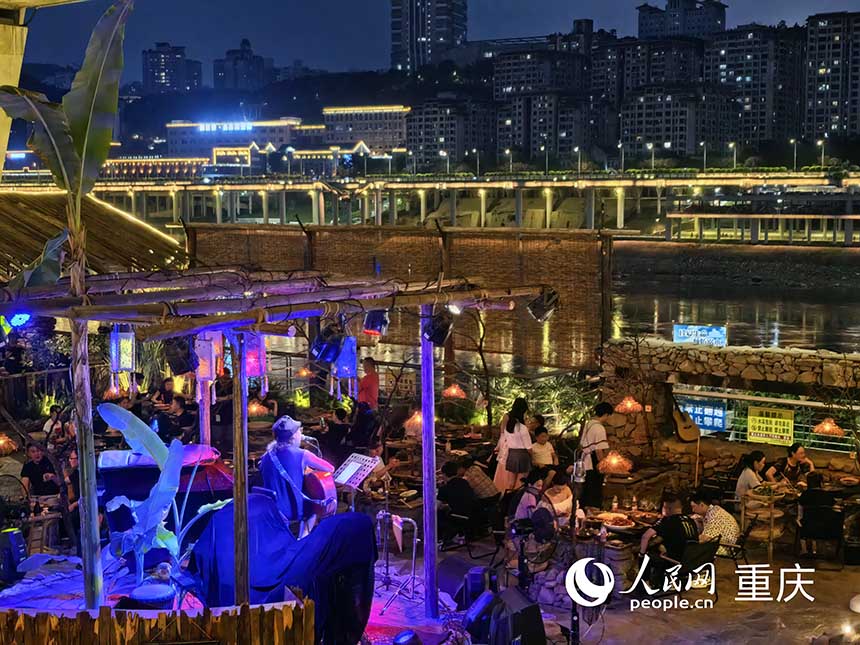 橋下空間還可以成為聚餐休閑的場所。人民網記者 馮文彥攝