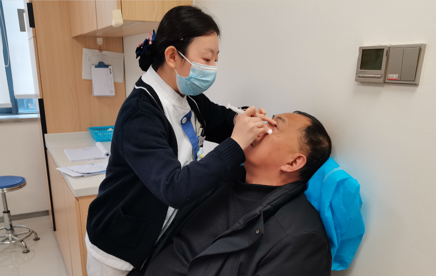 護士為患者進行淚道沖洗。重慶南坪愛爾眼科醫院供圖